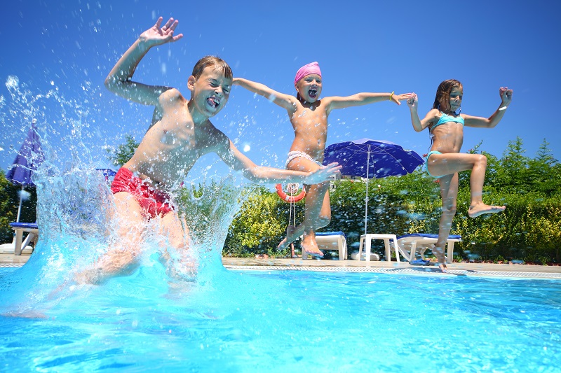 Deti hrajúce sa v bazéne